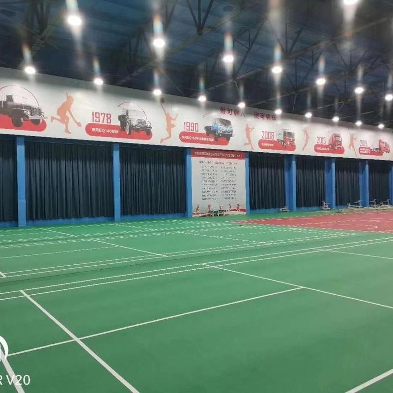 แผ่นพัดลวดพื้นสนามแบดมินตันแบบสังเคราะห์สีเขียวภายในห้องด้วย PVC และหินปูน โดย Relle