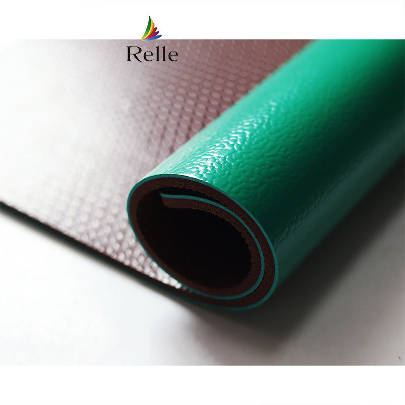 แผ่นพัดลวดพื้นสนามแบดมินตันแบบสังเคราะห์สีเขียวภายในห้องด้วย PVC และหินปูน โดย Relle