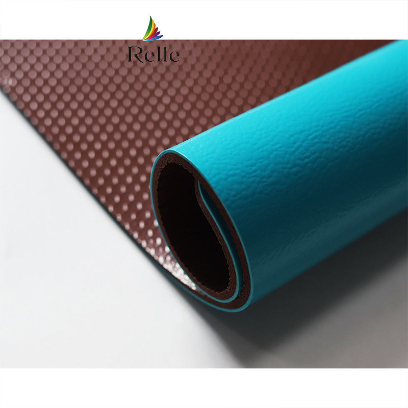แผ่นพัดลวดพื้นสนามแบดมินตันแบบสังเคราะห์สีเขียวภายในห้องด้วย PVC และหินปูน โดย Relle