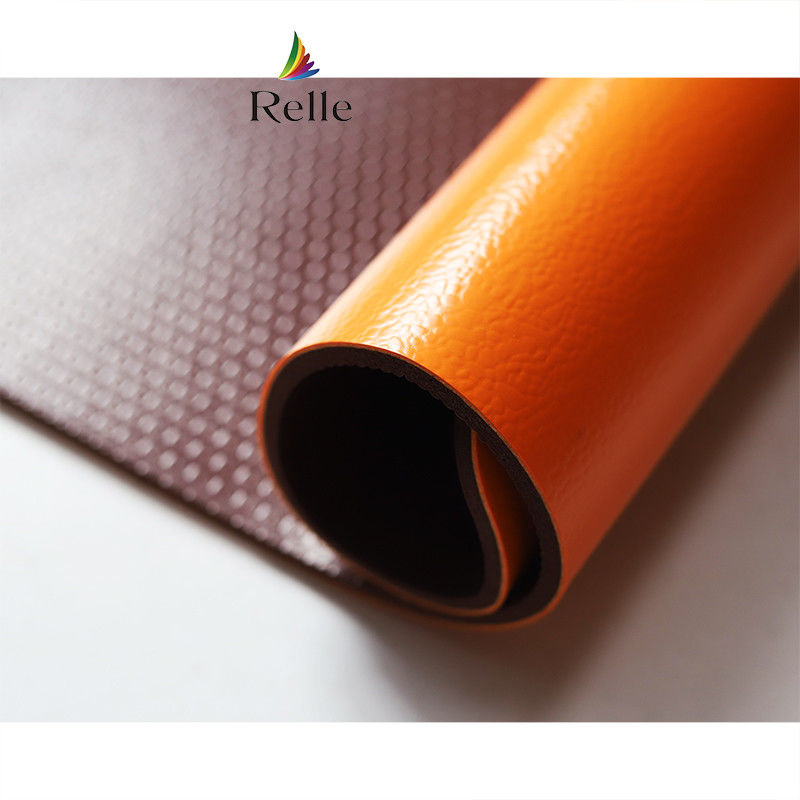 แผ่นพัดลวดพื้นสนามแบดมินตันแบบสังเคราะห์สีเขียวภายในห้องด้วย PVC และหินปูน โดย Relle