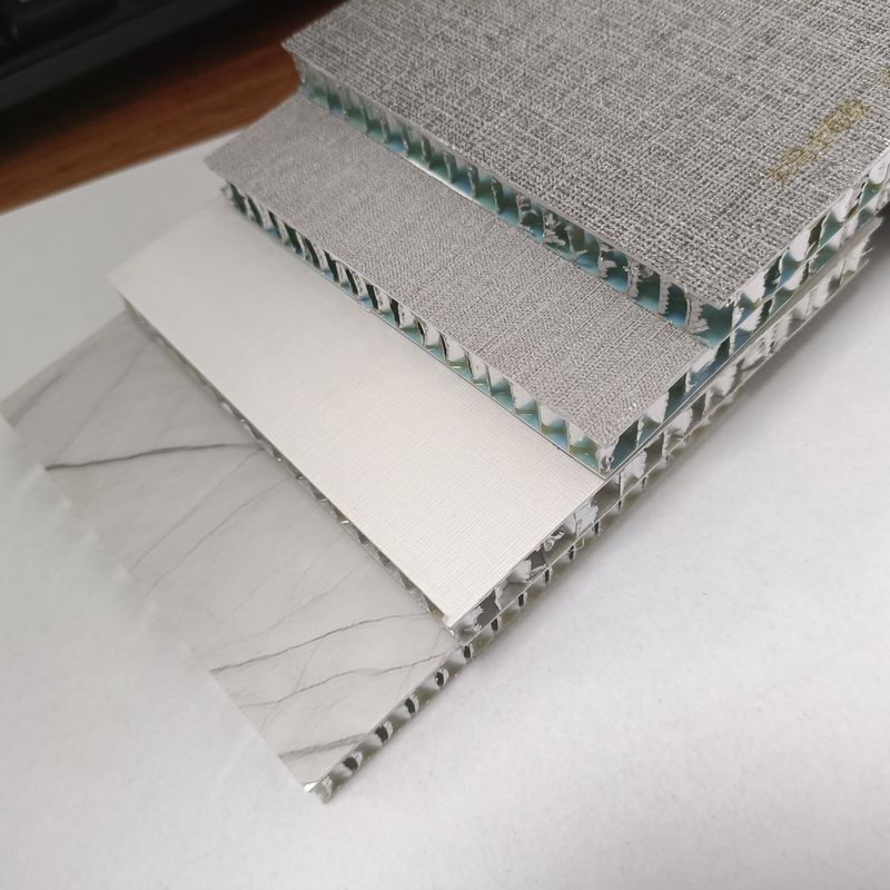 กระเบื้องเพดานตกแต่งจากอลูมิเนียม 2x2 กระเบื้องเพดานแบบไม้สําหรับโรงแรม