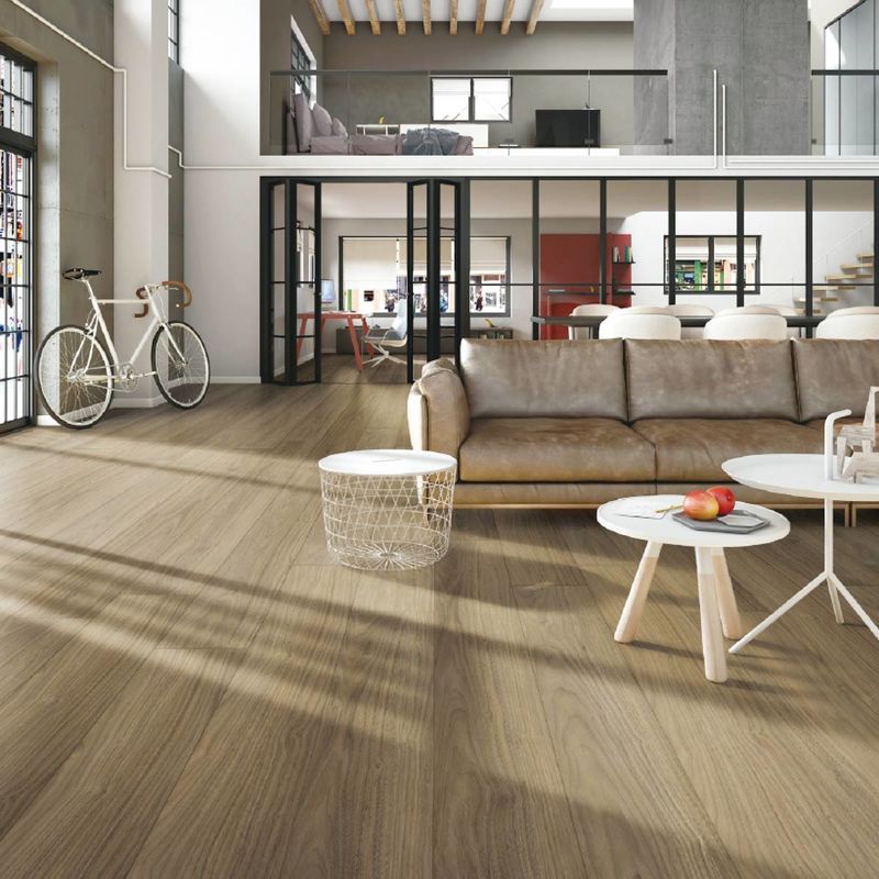 SPC Flooring กันน้ํา ทนทานและง่ายในการติดตั้ง PVC กระเบื้อง Vinyl สําหรับบริเวณที่มีการจราจรสูงในสถานที่พาณิชย์